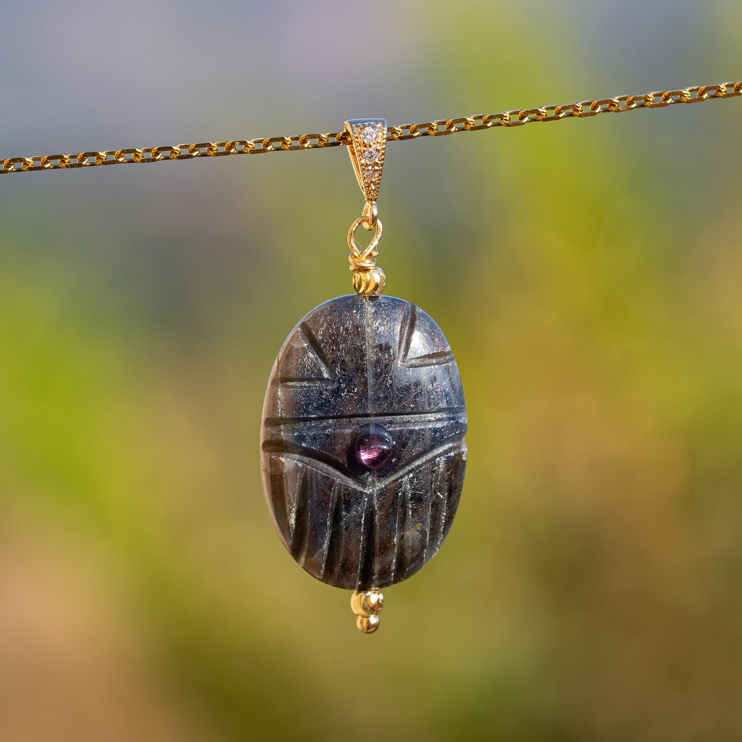 Les pendentifs &quot;Nidhih &quot; scarabées avec cabochons en Tourmaline au choix