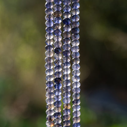 Perles rondelles facettes de Iolite de 6 x 4 mm ( 1/2 rang de env 45 perles )