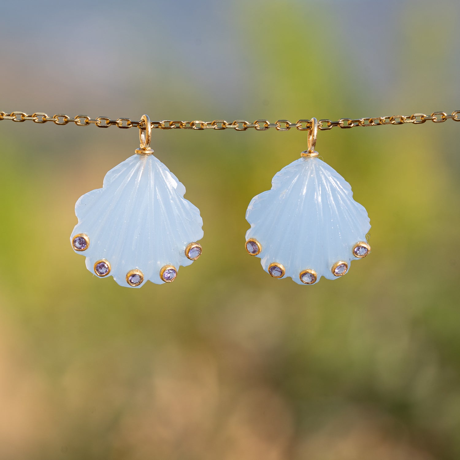 Les &quot; Nidhih &quot; coquillages en Calcédoine bleue, zirconium lilas et argent 925 plaqué or de 26 mm (Copie)