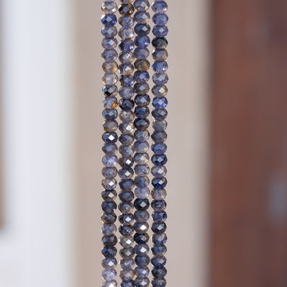 Perles rondelles facettes de Iolite de 6 x 4 mm ( 1/2 rang de env 45 perles )
