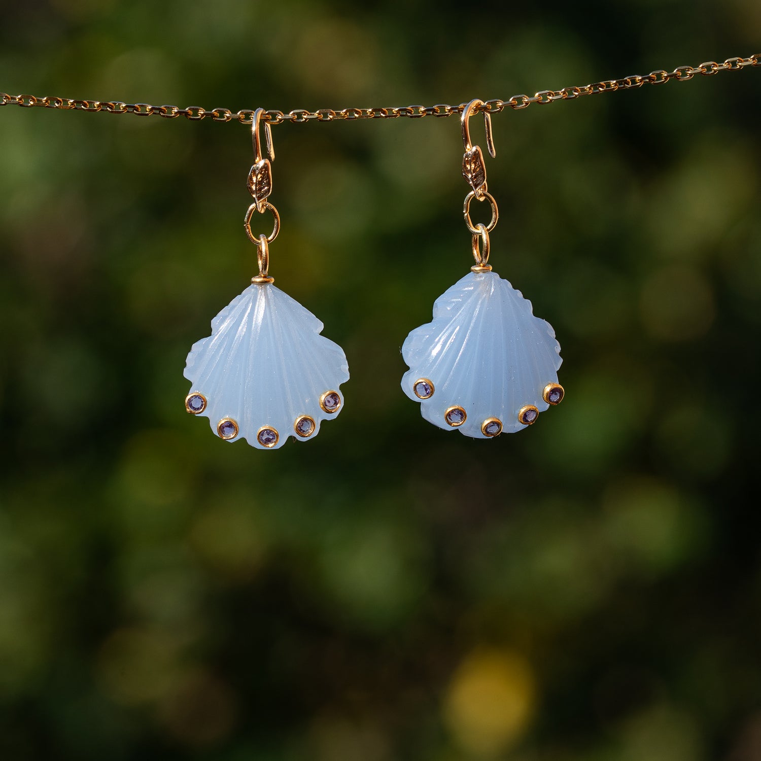 Les &quot; Nidhih &quot; coquillages en Calcédoine bleue, zirconium lilas et argent 925 plaqué or de 26 mm (Copie)