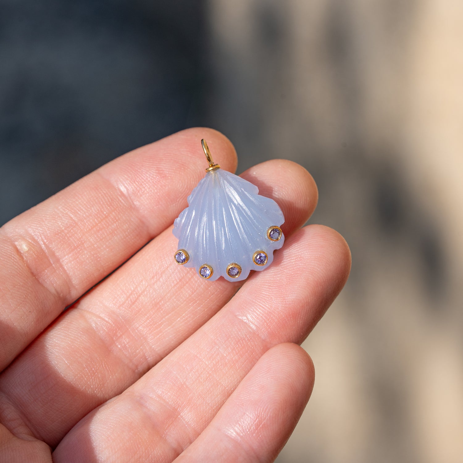 Les &quot; Nidhih &quot; coquillages en Calcédoine bleue, zirconium lilas et argent 925 plaqué or de 26 mm (Copie)