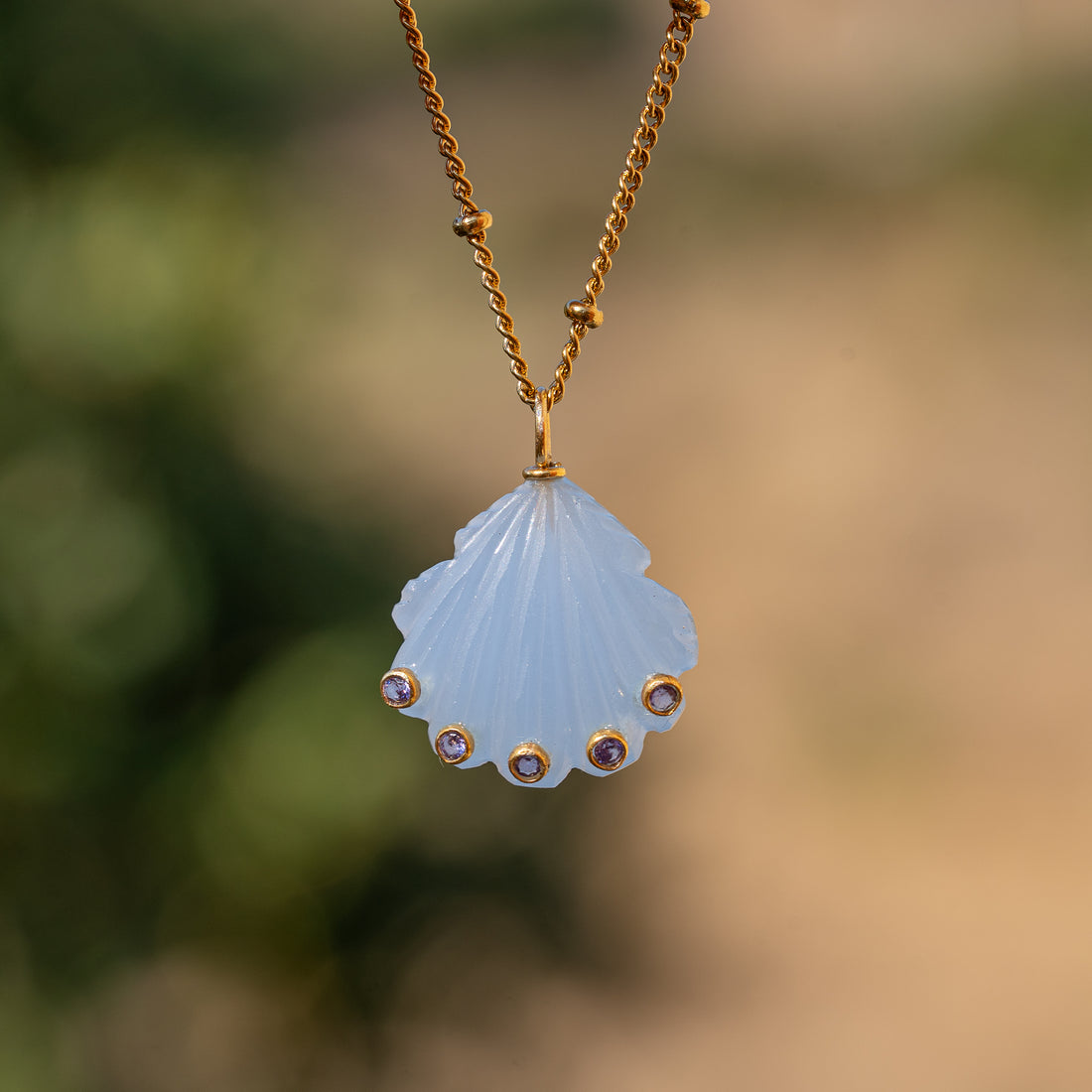 Les &quot; Nidhih &quot; coquillages en Calcédoine bleue, zirconium lilas et argent 925 plaqué or de 26 mm (Copie)
