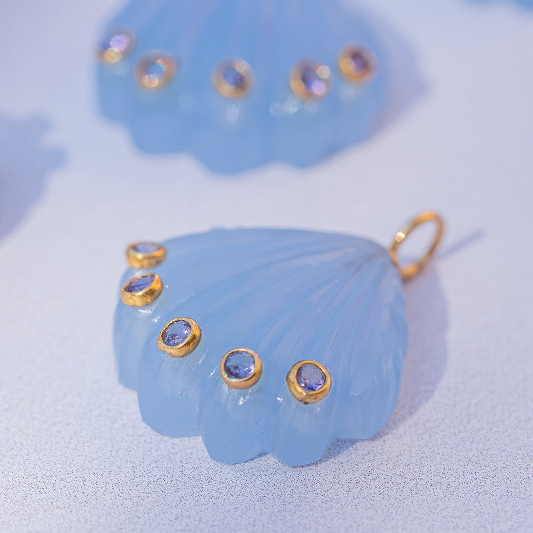 Les &quot; Nidhih &quot; coquillages en Calcédoine bleue, zirconium lilas et argent 925 plaqué or de 26 mm (Copie)