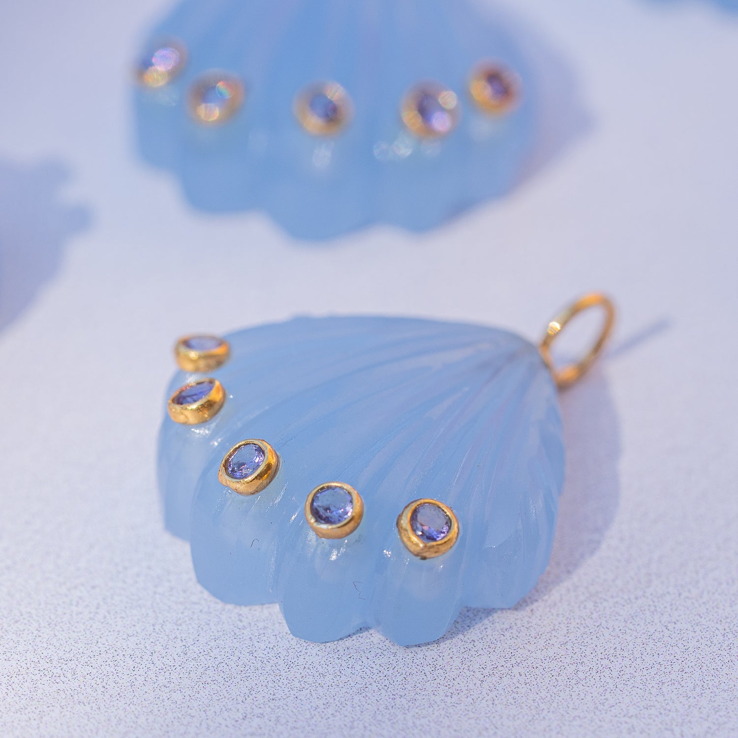Les &quot; Nidhih &quot; coquillages en Calcédoine bleue, zirconium lilas et argent 925 plaqué or de 26 mm (Copie)