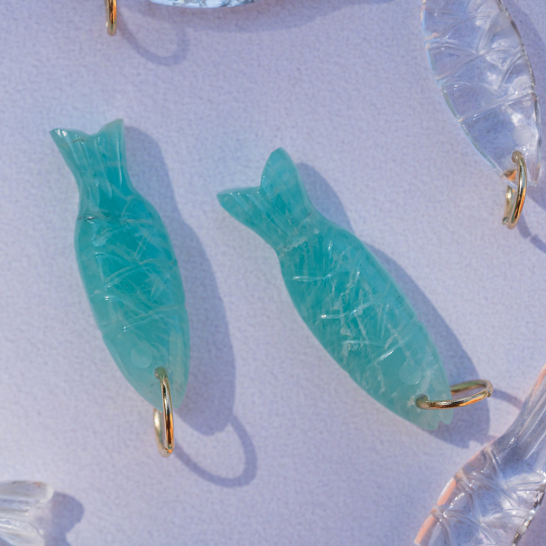Les &quot; Nidhih &quot; poissons en Amazonite de 26 mm avec anneau en inox plaqué or