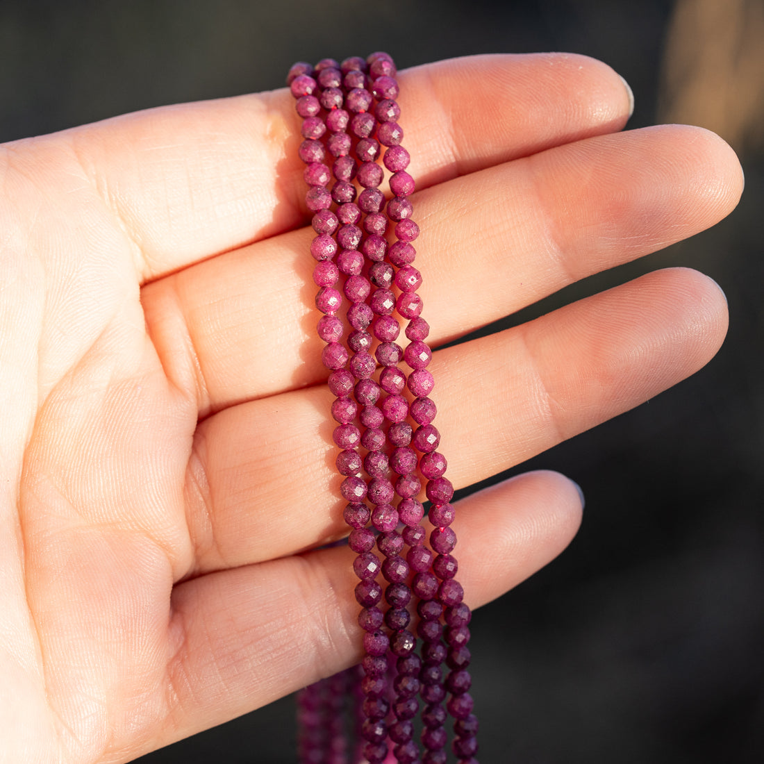 Perles rondes facettes de Rubis de 3 mm ( rang de env 118 perles )