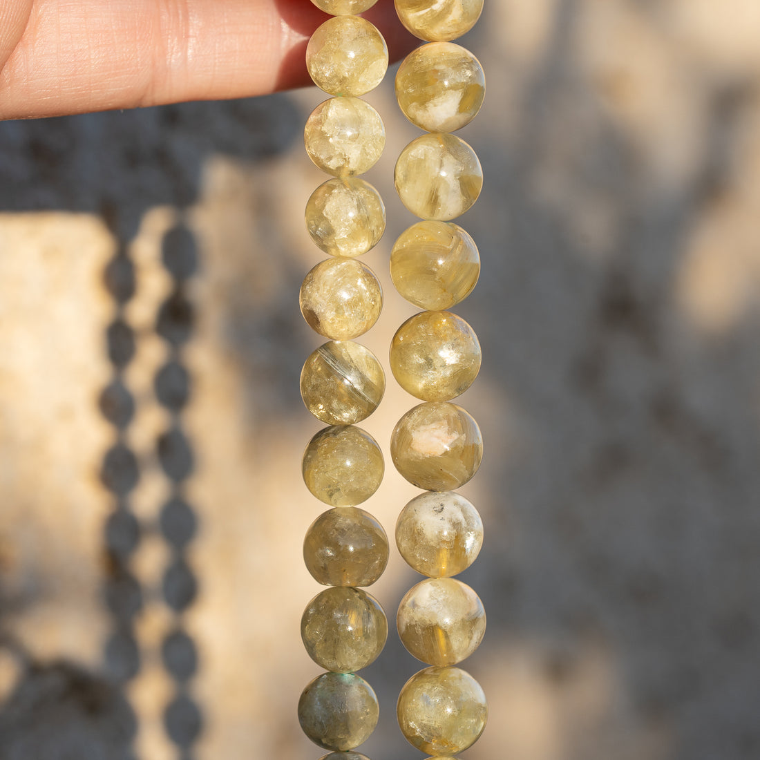 Perles rondes lisses de Lépidolite jaune de 10/10,5 mm ( lot de 4 perles )