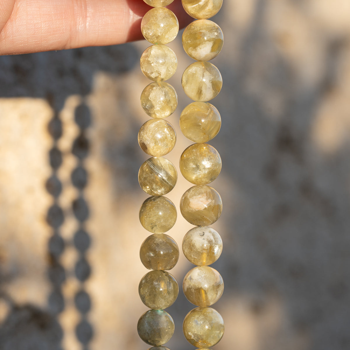 Perles rondes lisses de Lépidolite jaune de 10/10,5 mm ( lot de 4 perles )
