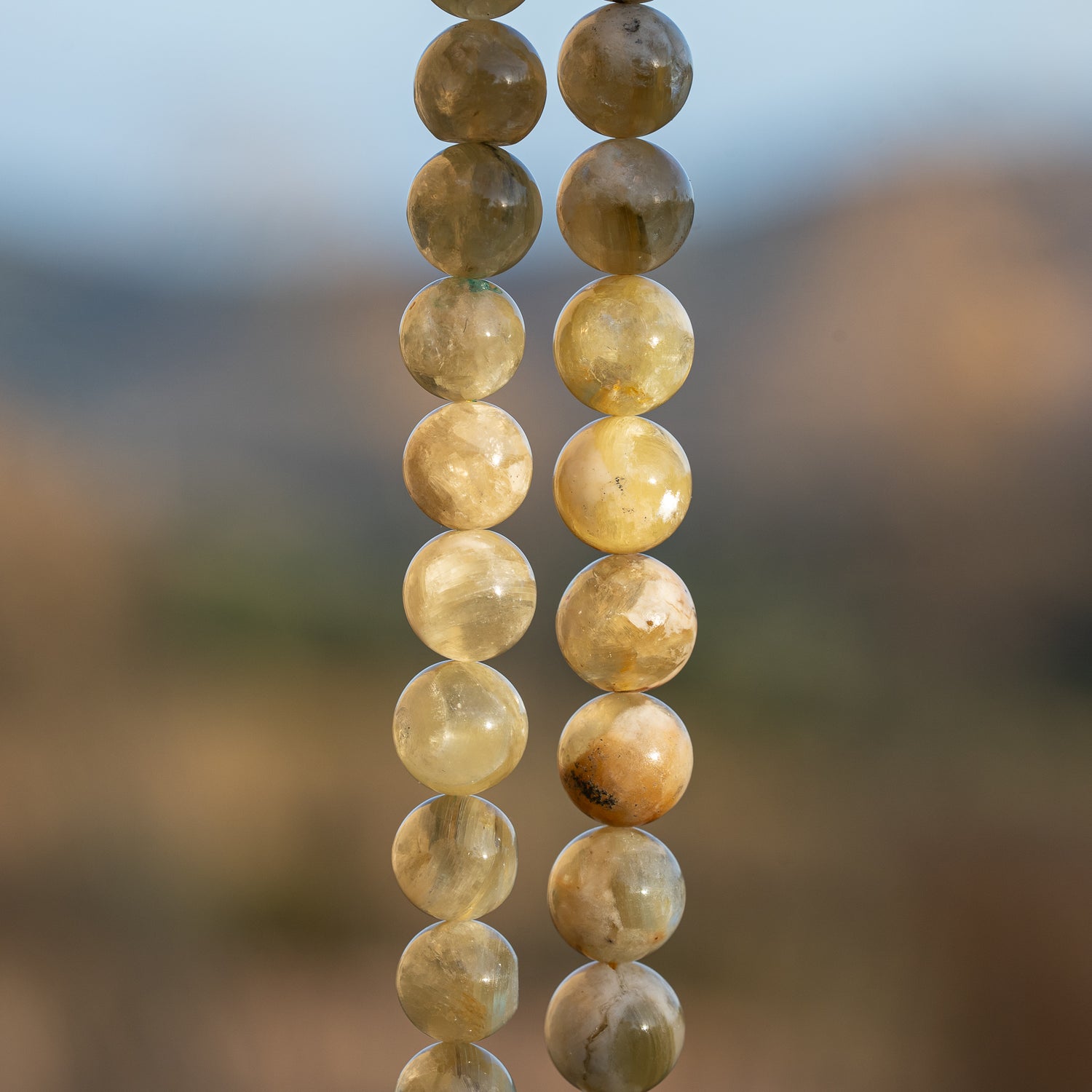 Perles rondes lisses de Lépidolite jaune de 10/10,5 mm ( lot de 4 perles )