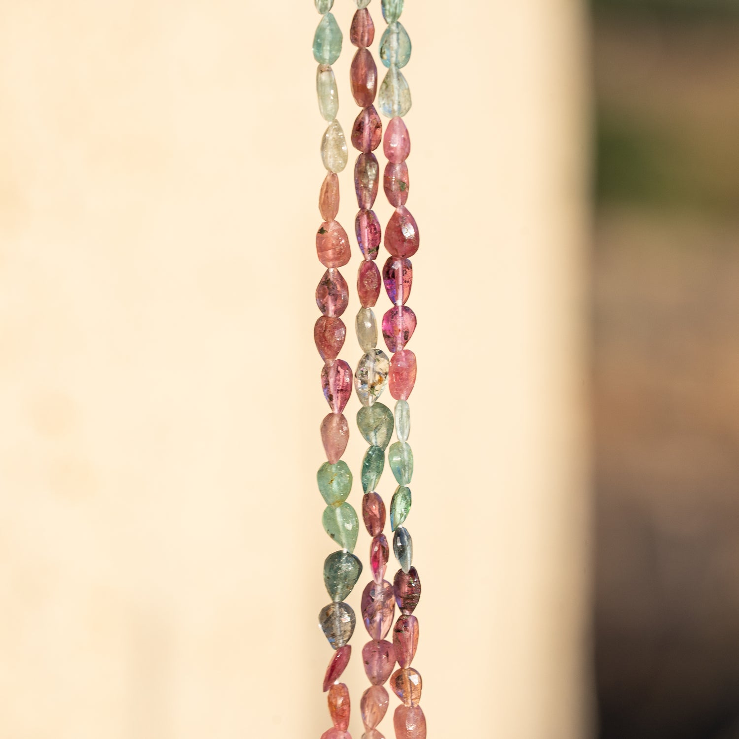 Fil de env 38 cm de perles gouttes facettes de Tourmaline multicolore de env 5 à 6,5 mm