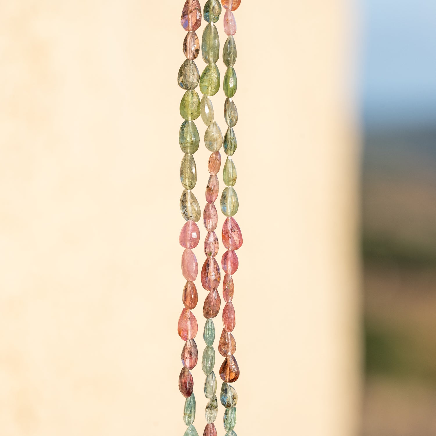 Fil de env 38 cm de perles gouttes facettes de Tourmaline multicolore de env 5 à 6,5 mm