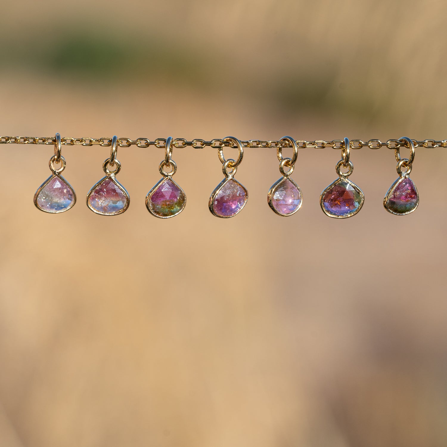 Les petites gouttes &quot; Nidhih &quot; en Tourmaline multicolore et argent 925 plaqué or de 10 mm ( à l&