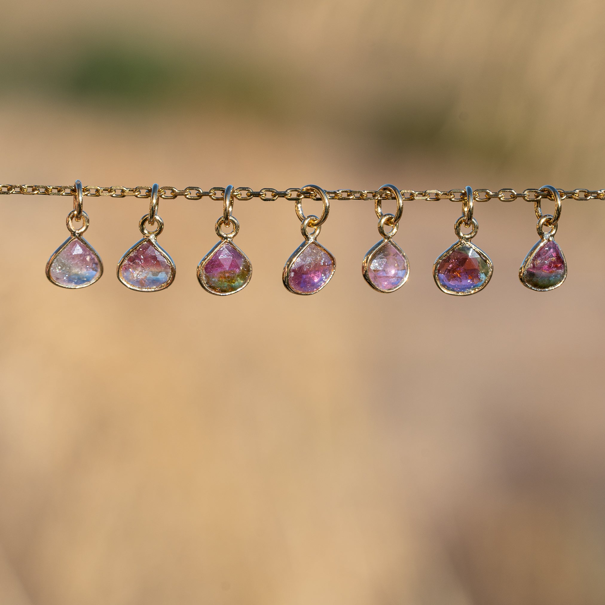 Les petites gouttes &quot; Nidhih &quot; en Tourmaline multicolore et argent 925 plaqué or de 10 mm ( à l&