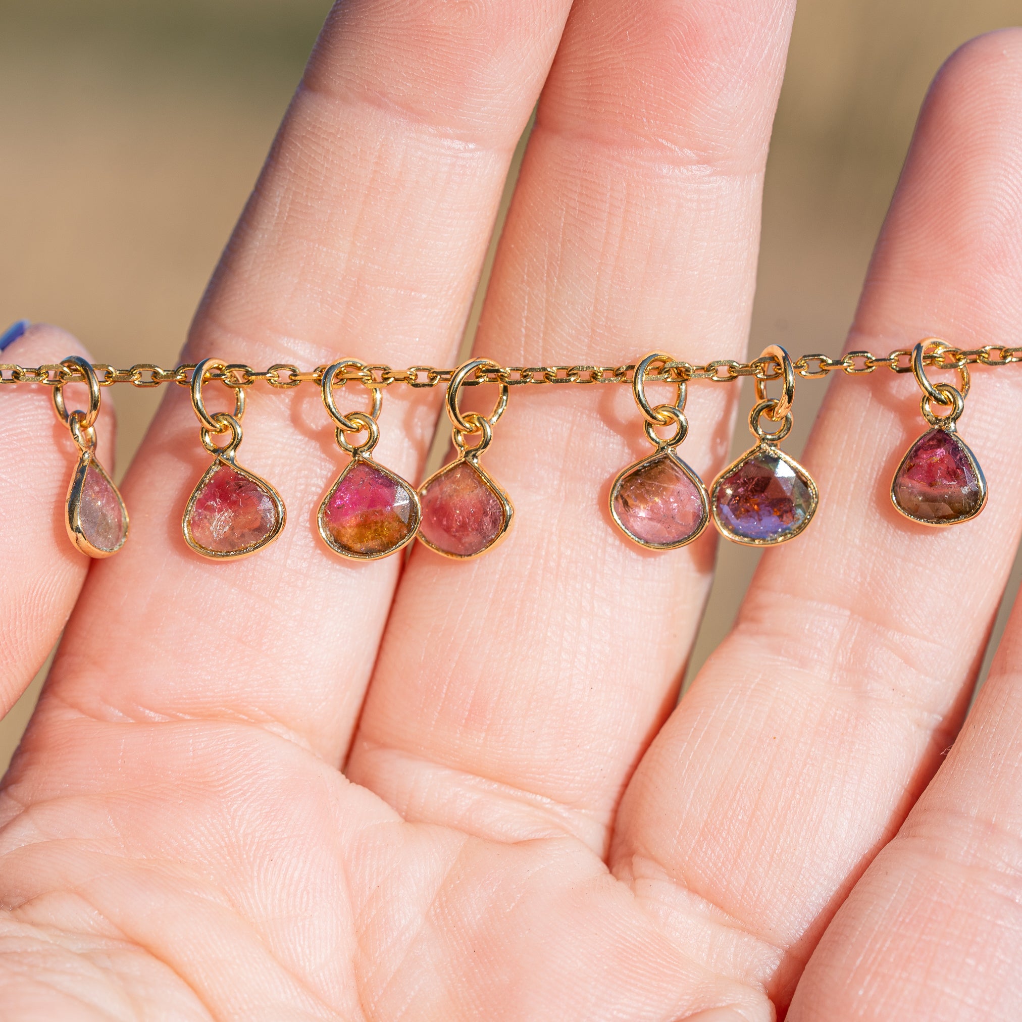 Les petites gouttes &quot; Nidhih &quot; en Tourmaline multicolore et argent 925 plaqué or de 10 mm ( à l&