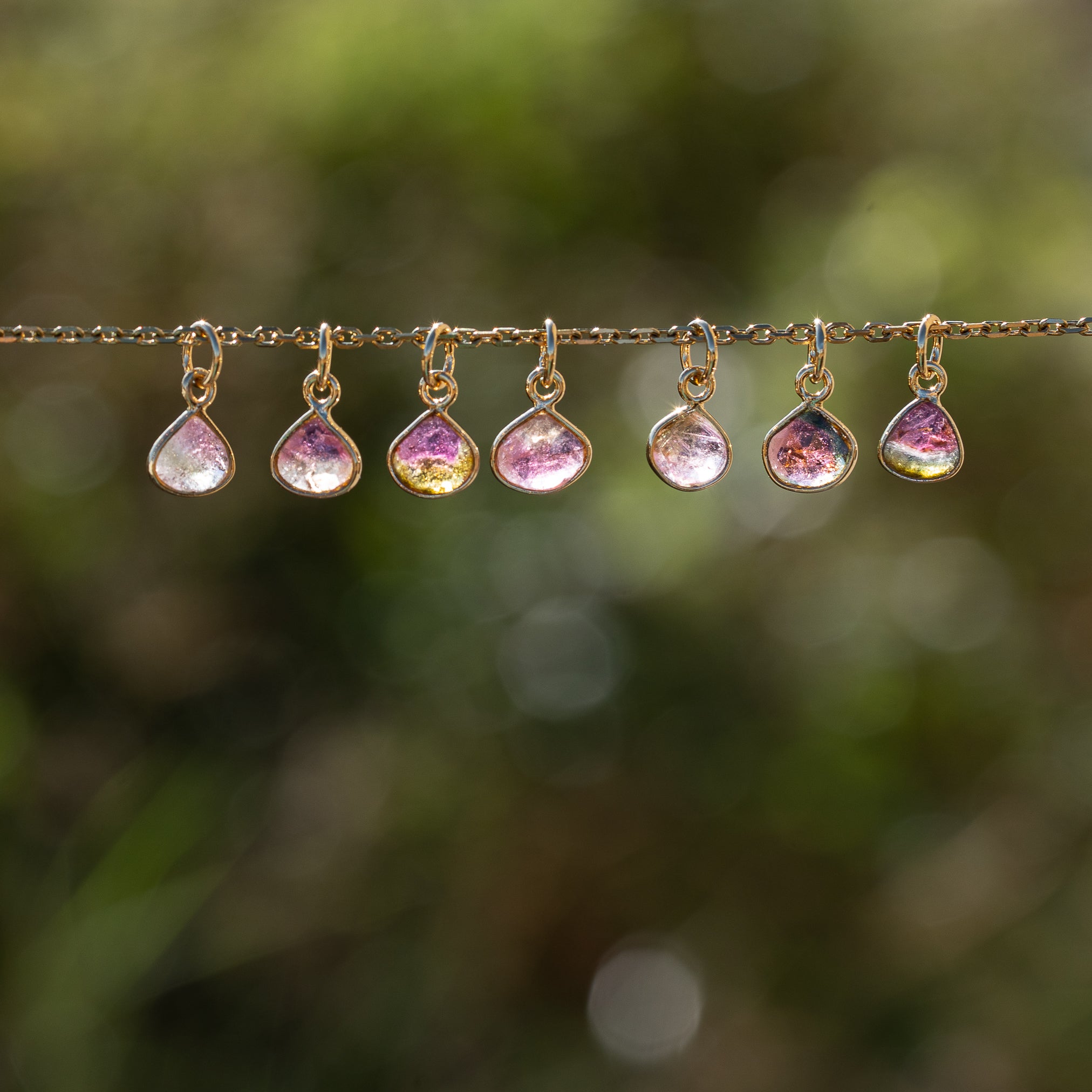 Les petites gouttes &quot; Nidhih &quot; en Tourmaline multicolore et argent 925 plaqué or de 10 mm ( à l&