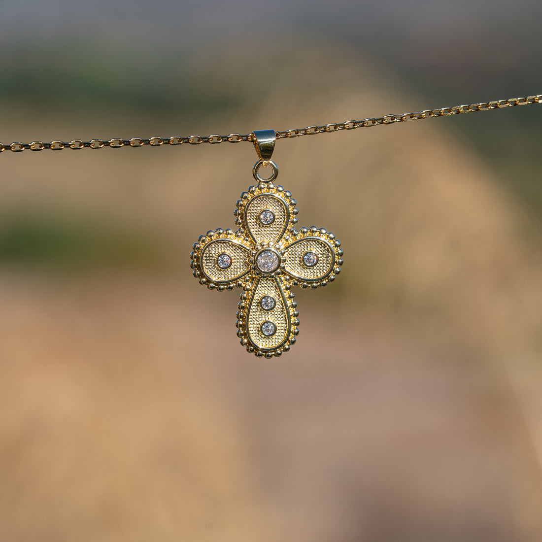 Breloques croix en laiton plaqué or 18k et zirconium de 33 mm ( à l&