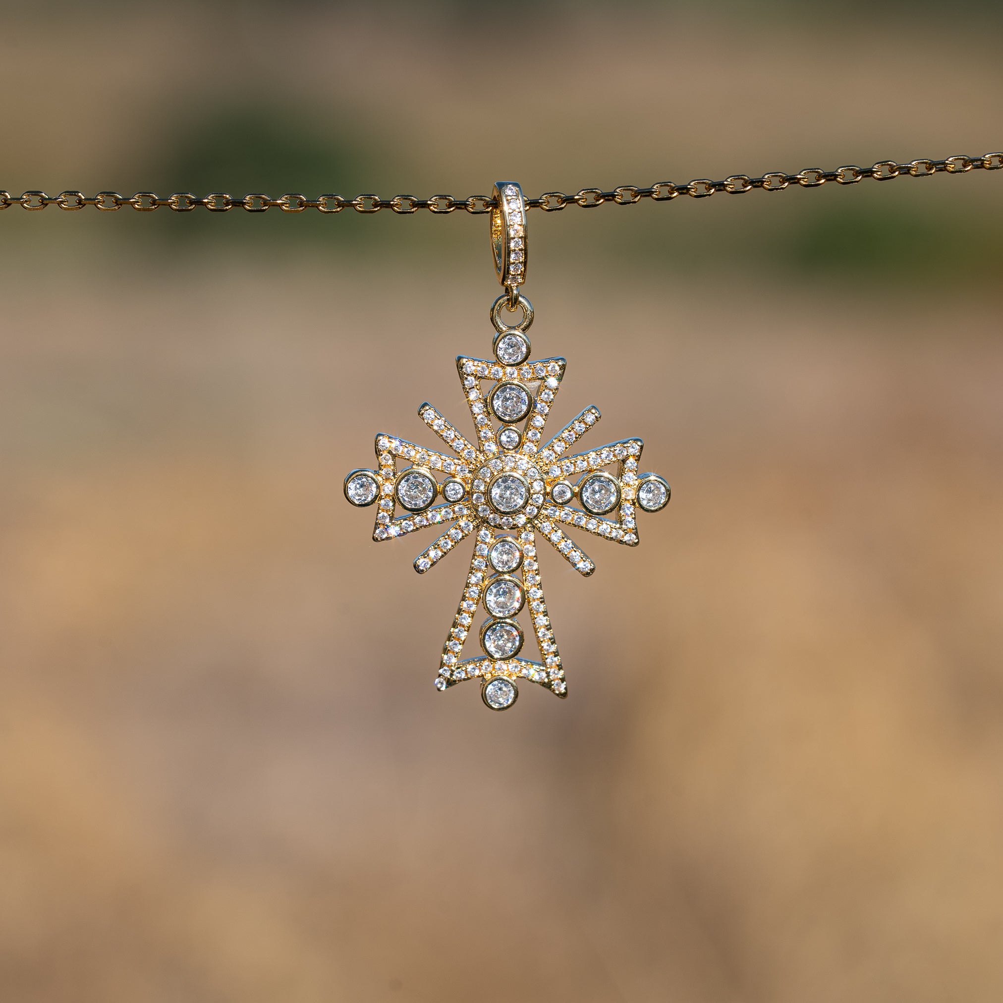 Breloques croix en laiton plaqué or 18k et zirconium de 37 mm ( à l&