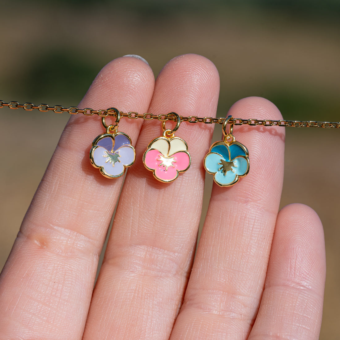 Breloques fleurs émaillées en laiton plaqué or 18K de 10 mm couleur au choix ( à l&