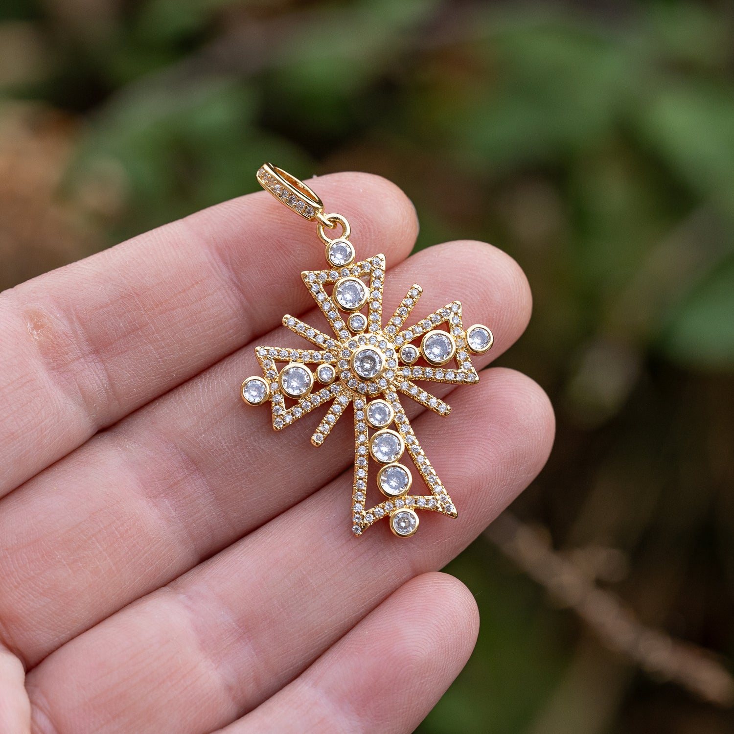 Breloques croix en laiton plaqué or 18k et zirconium de 37 mm ( à l&