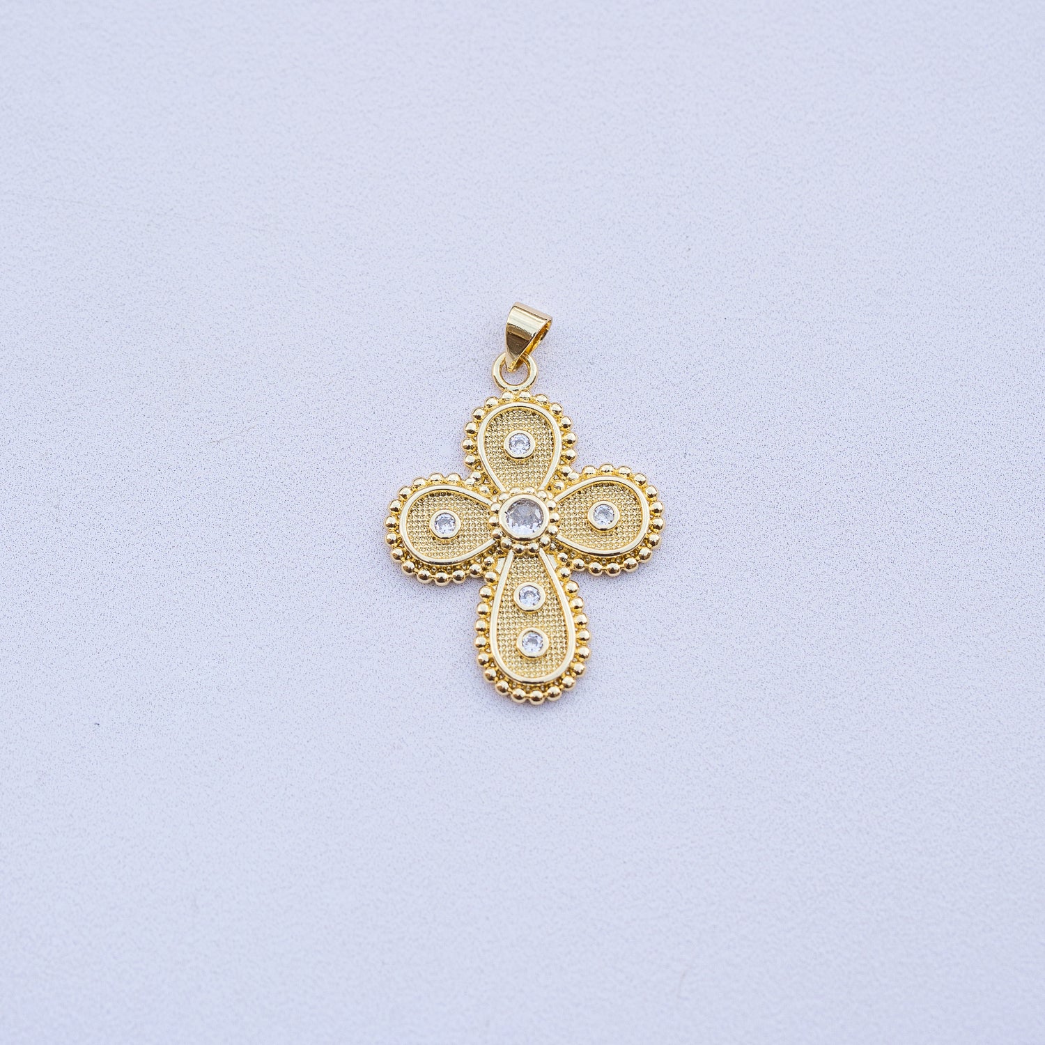 Breloques croix en laiton plaqué or 18k et zirconium de 33 mm ( à l&