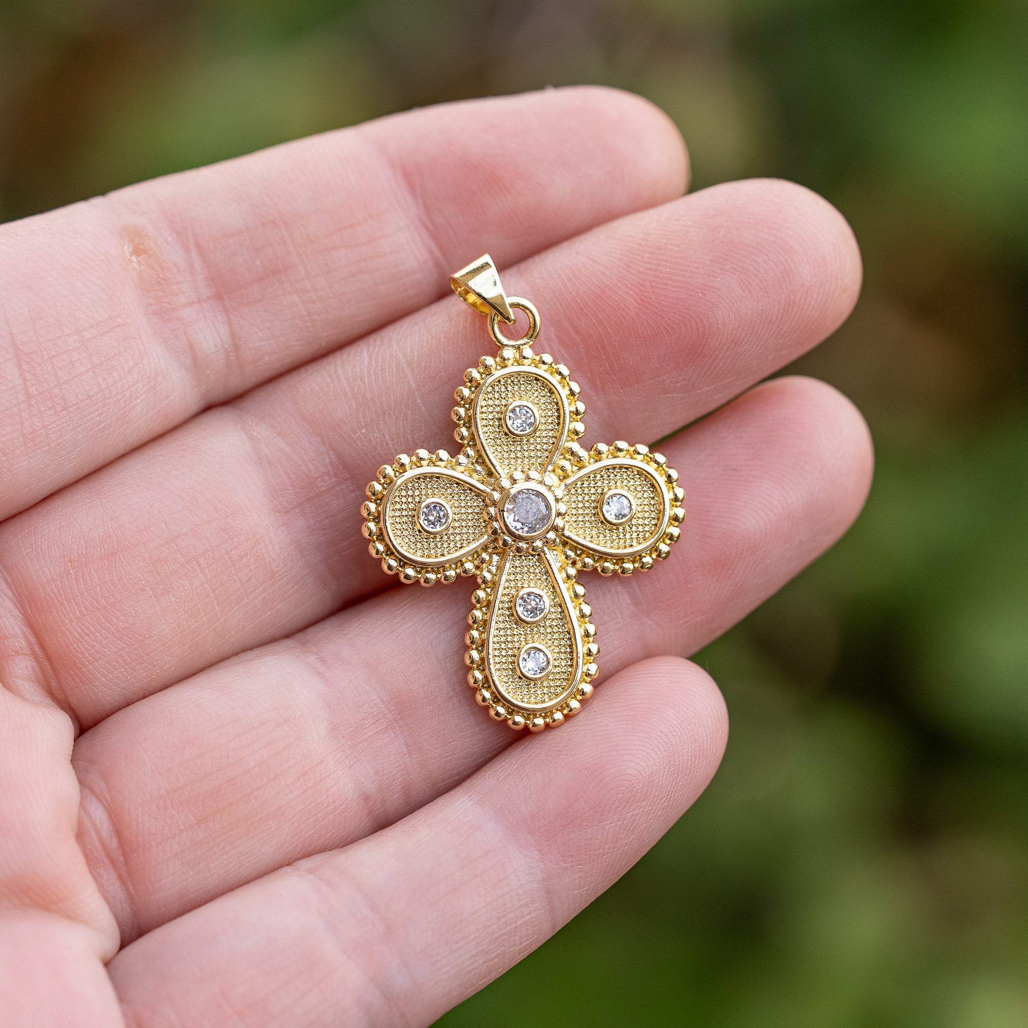 Breloques croix en laiton plaqué or 18k et zirconium de 33 mm ( à l&