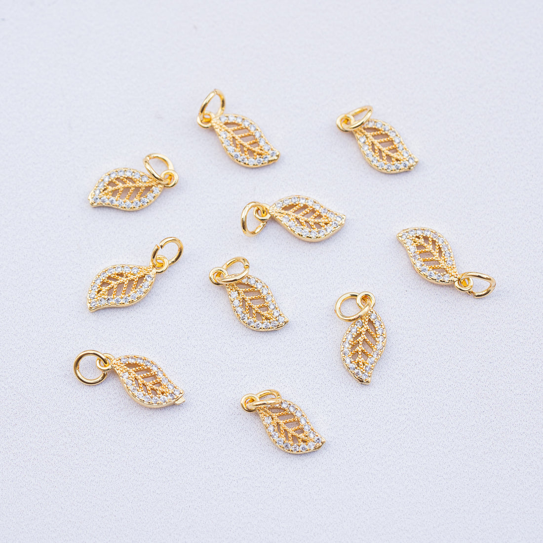 Breloques feuilles ajourées en laiton plaqué or 18k et zirconium de 13 mm ( à l&