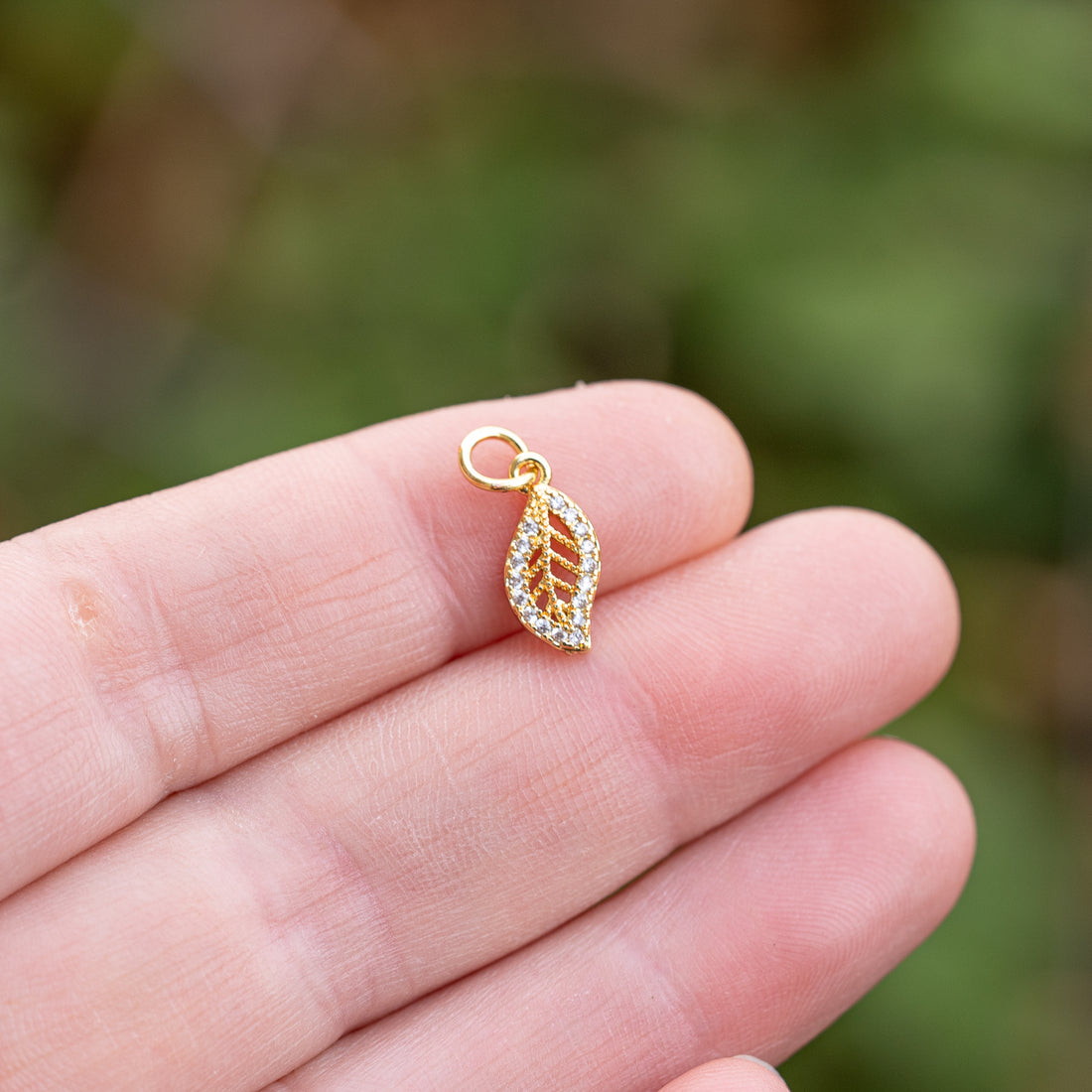 Breloques feuilles ajourées en laiton plaqué or 18k et zirconium de 13 mm ( à l&