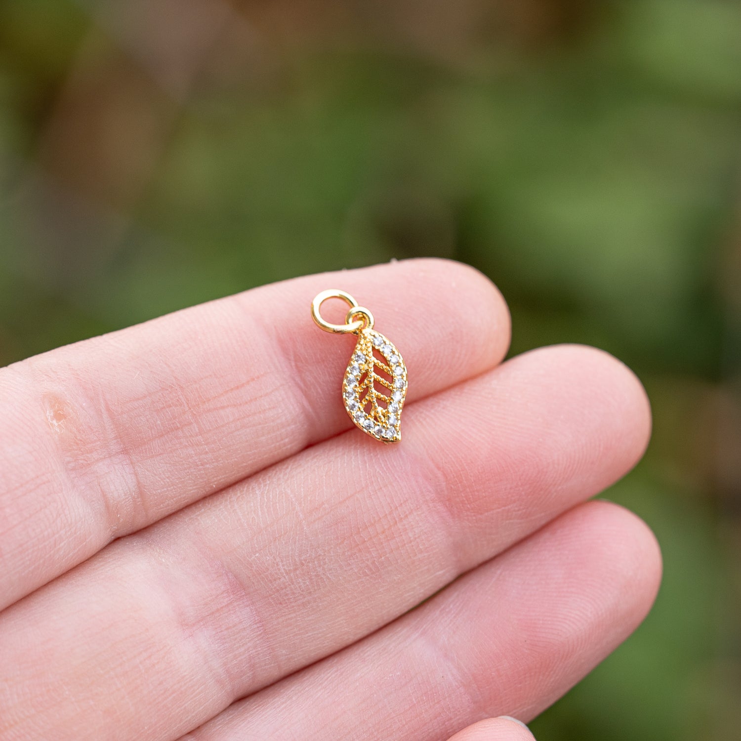 Breloques feuilles ajourées en laiton plaqué or 18k et zirconium de 13 mm ( à l&