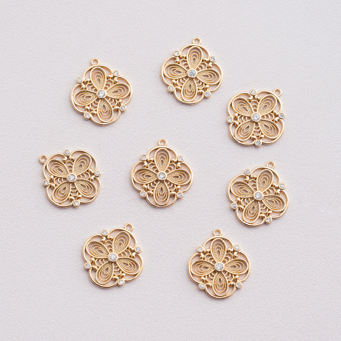 Breloques fleurs filigranées en laiton plaqué or 18k et zirconium de 17 mm ( à l&