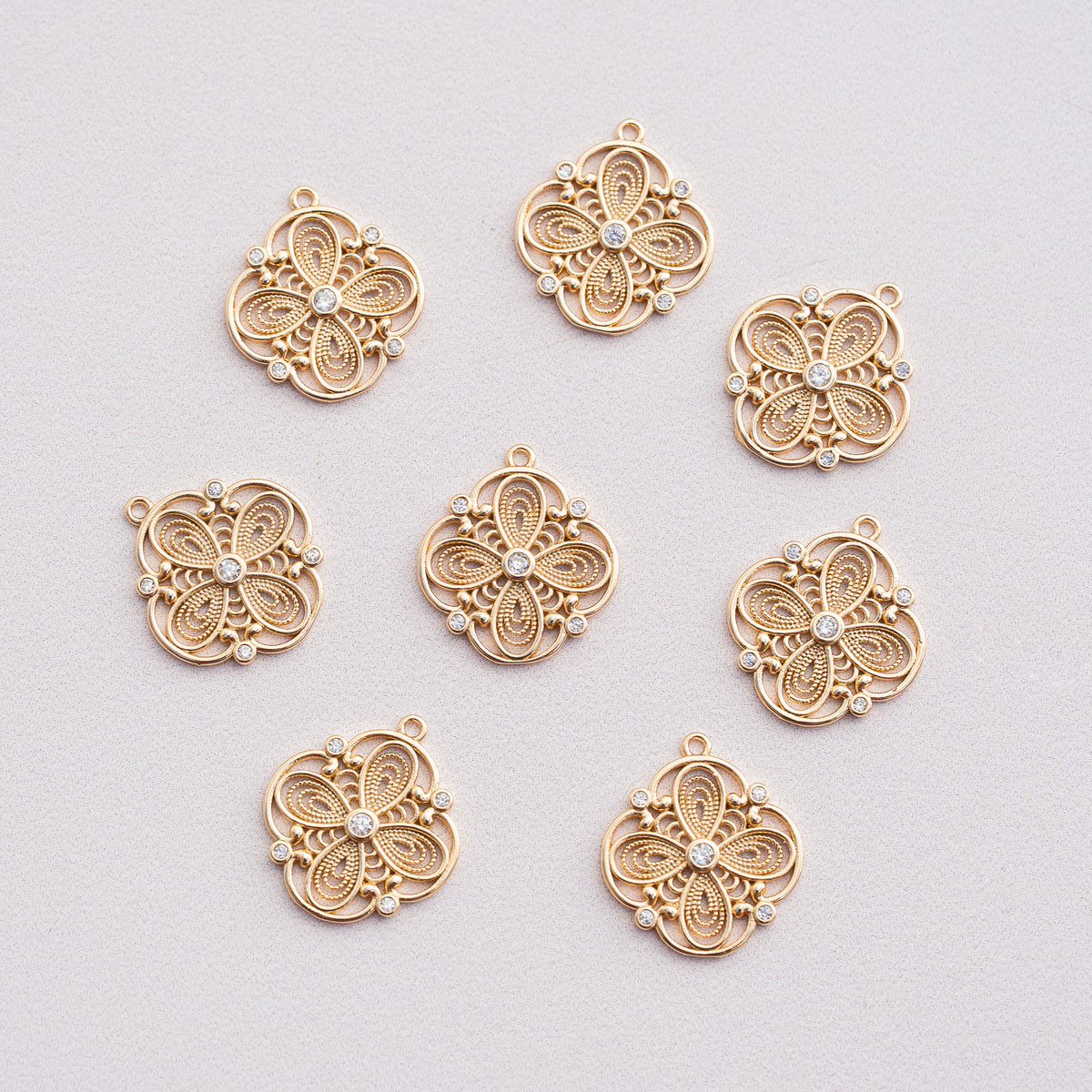 Breloques fleurs filigranées en laiton plaqué or 18k et zirconium de 17 mm ( à l&