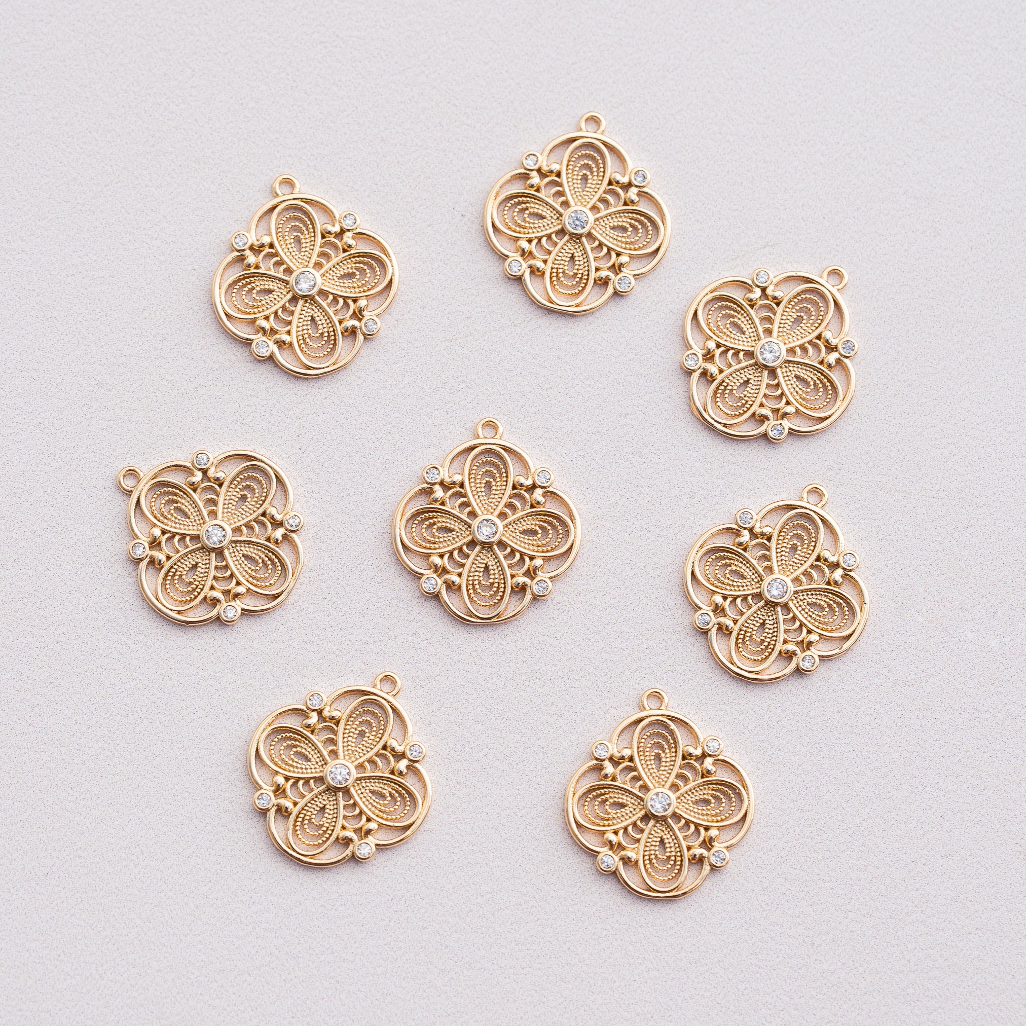 Breloques fleurs filigranées en laiton plaqué or 18k et zirconium de 17 mm ( à l&