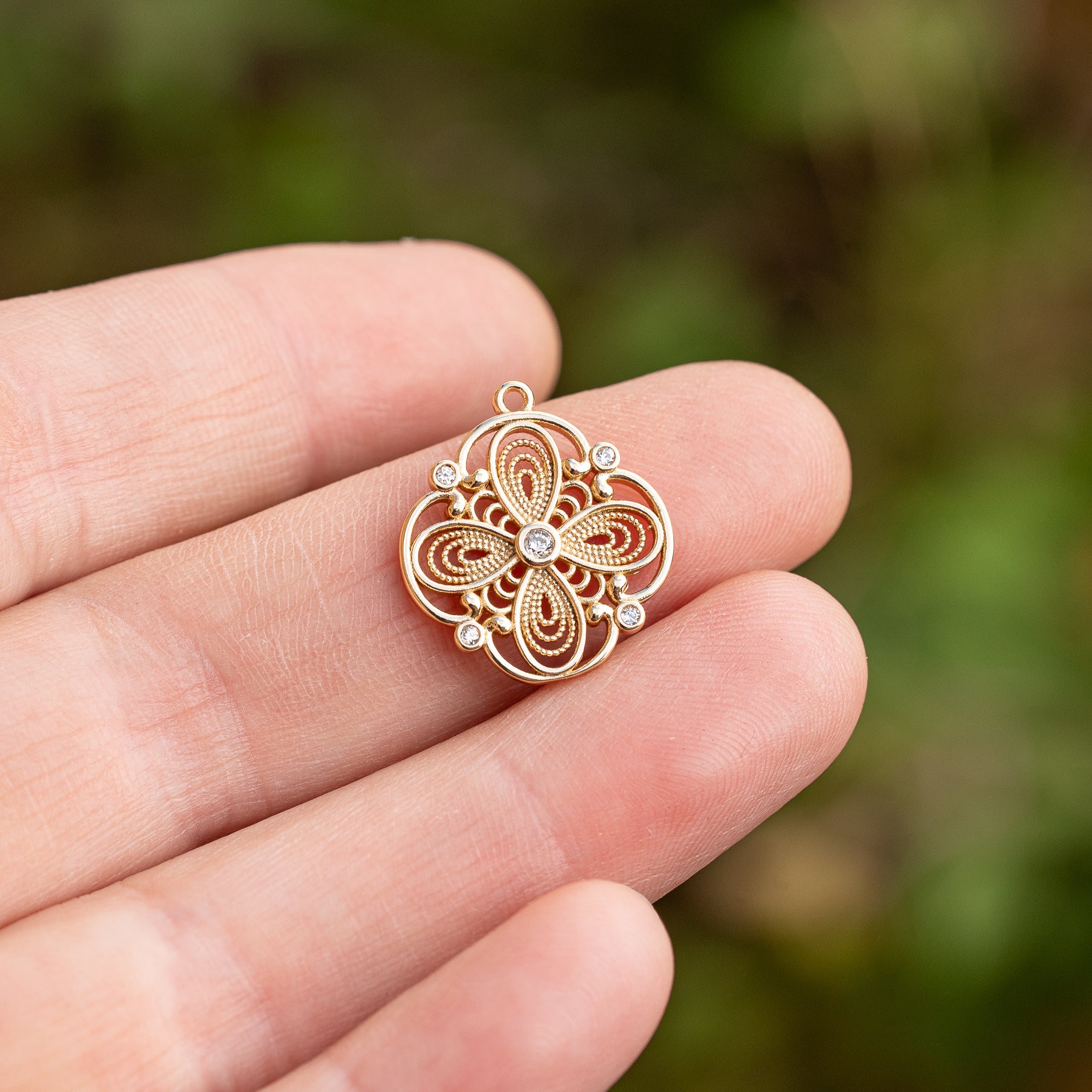 Breloques fleurs filigranées en laiton plaqué or 18k et zirconium de 17 mm ( à l&