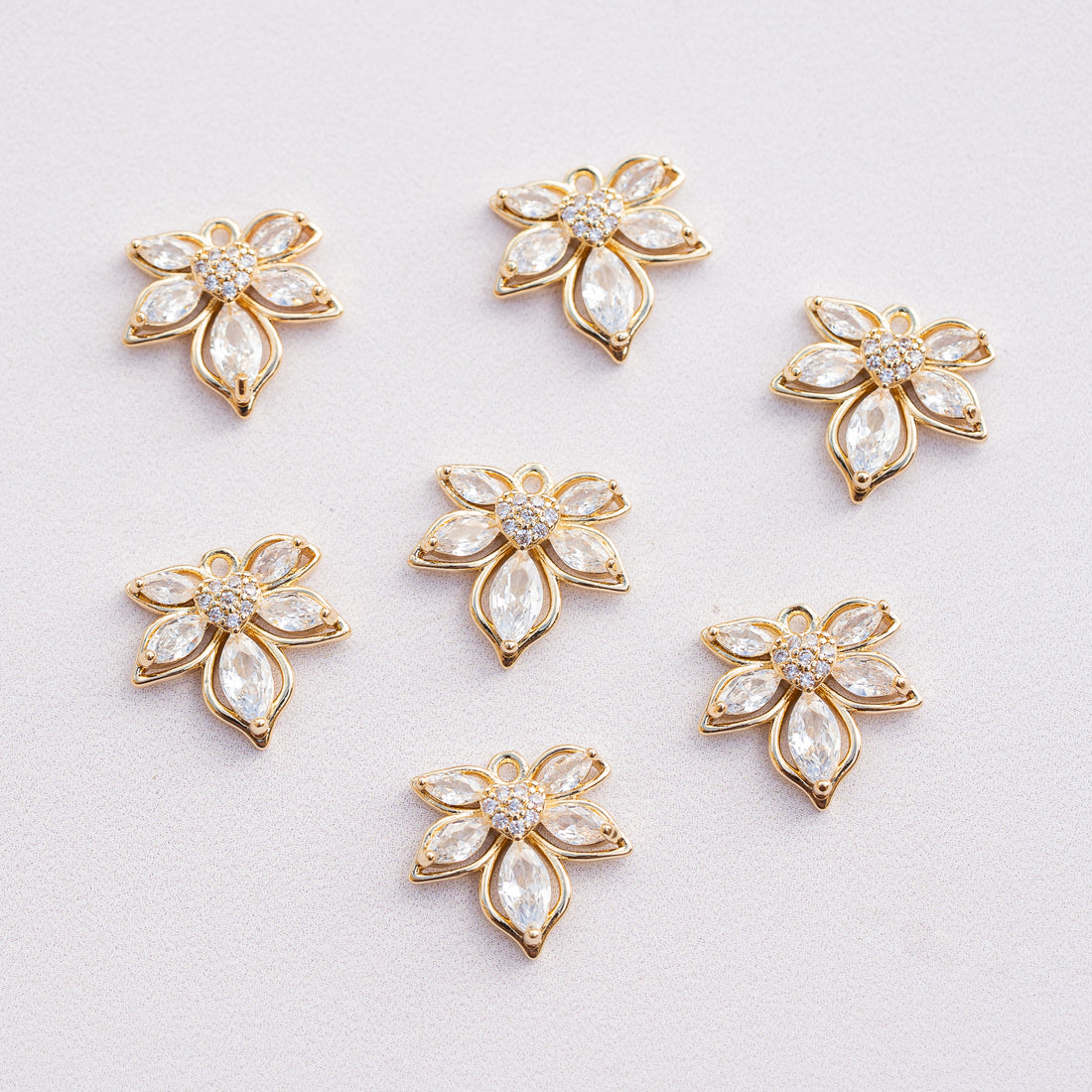 Breloques feuilles/fleurs en laiton plaqué or 14k et zirconium de 16,5 mm ( à l&