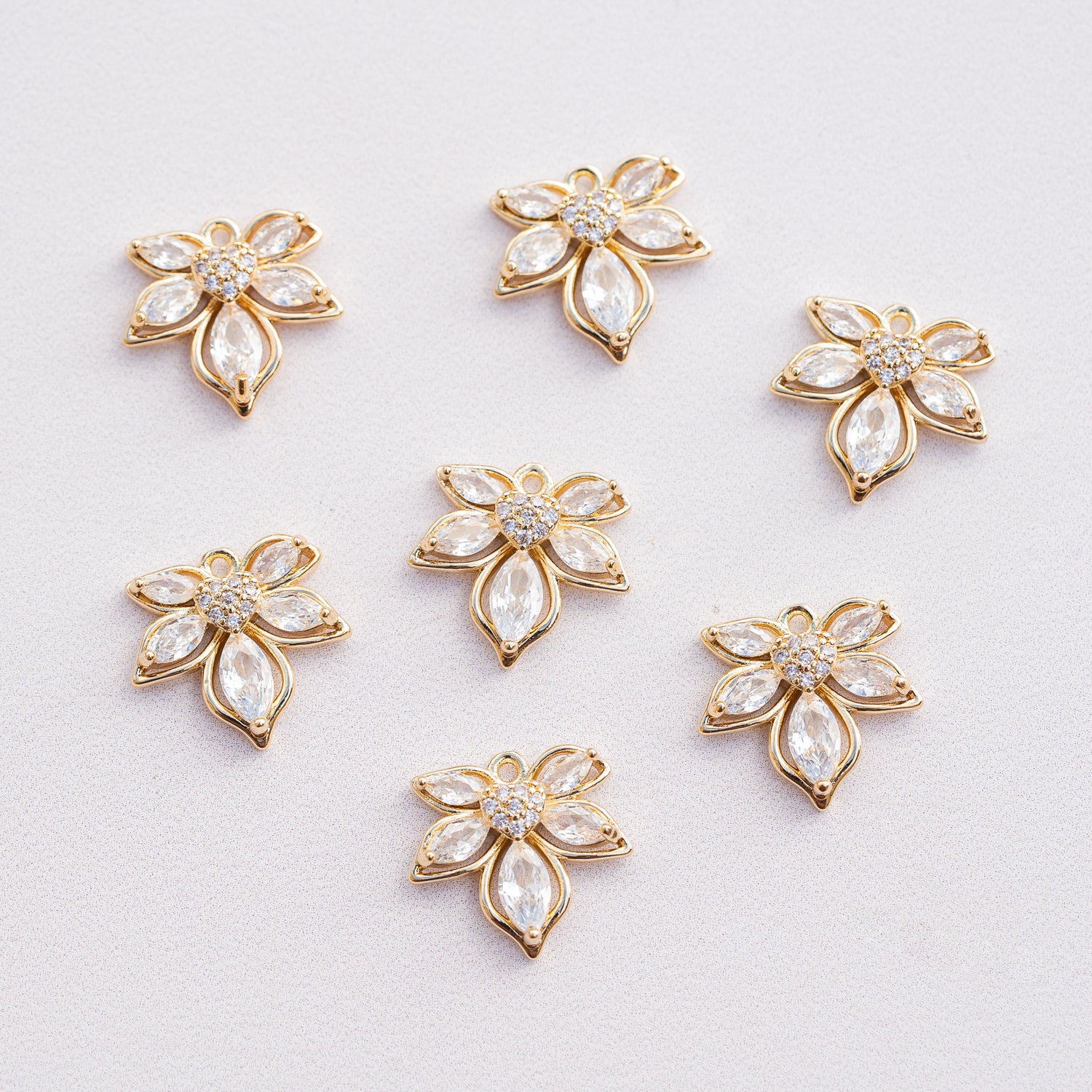 Breloques feuilles/fleurs en laiton plaqué or 14k et zirconium de 16,5 mm ( à l&