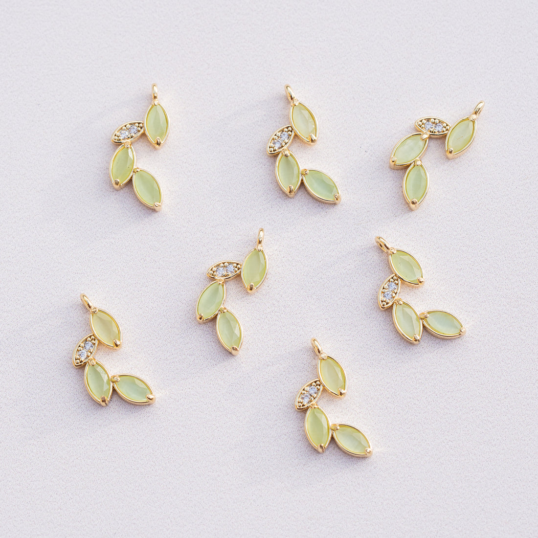 Breloques feuilles en laiton plaqué or 18k et zirconium vert de 20,5 mm ( à l&