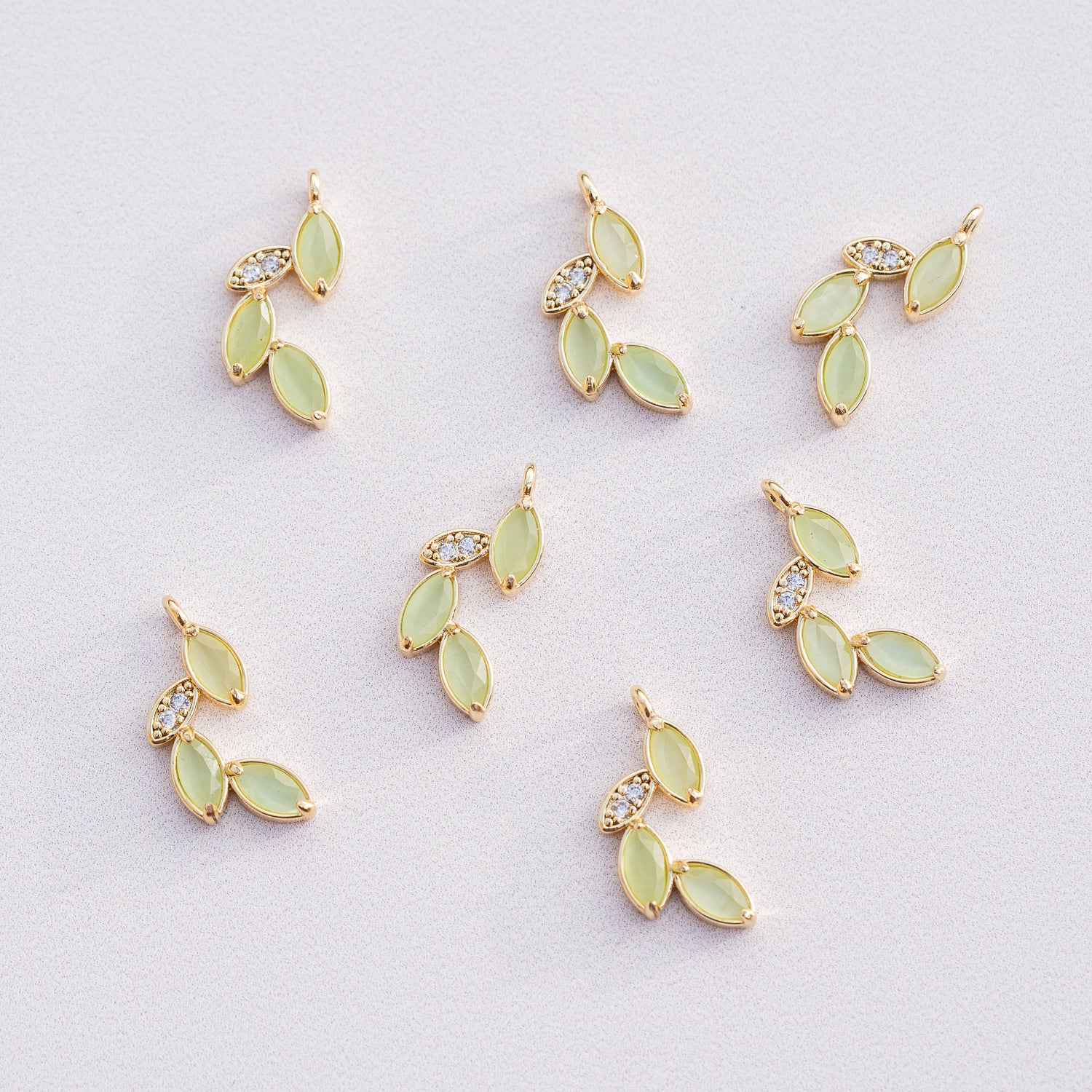 Breloques feuilles en laiton plaqué or 18k et zirconium vert de 20,5 mm ( à l&