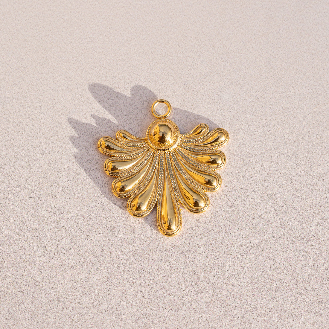 Breloques feuilles en acier inoxydable plaqué or 14k de 27 mm ( à l&