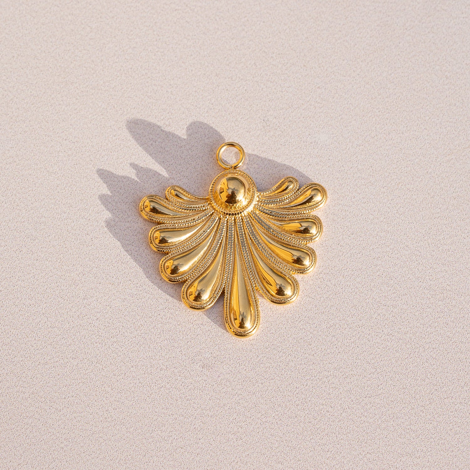 Breloques feuilles en acier inoxydable plaqué or 14k de 27 mm ( à l&