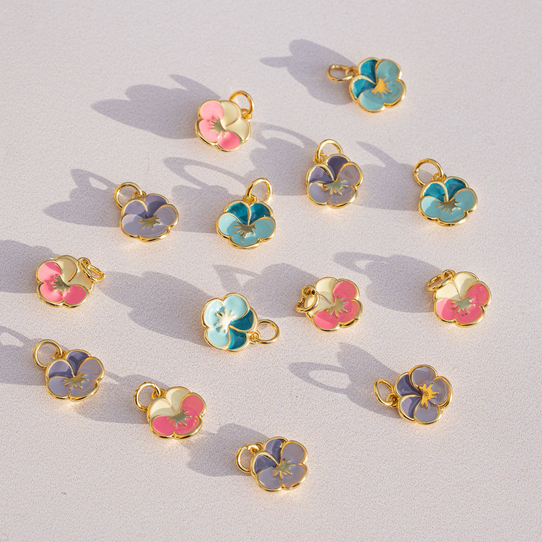 Breloques fleurs émaillées en laiton plaqué or 18K de 10 mm couleur au choix ( à l&