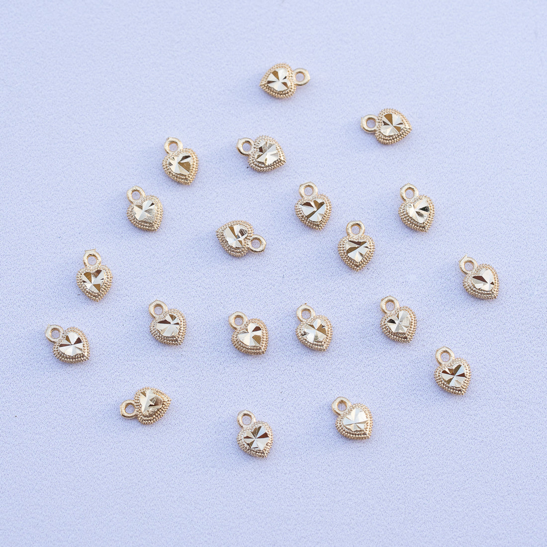 Petites breloques coeur texturé en laiton plaqué or 24k de 8,5 mm ( à l&