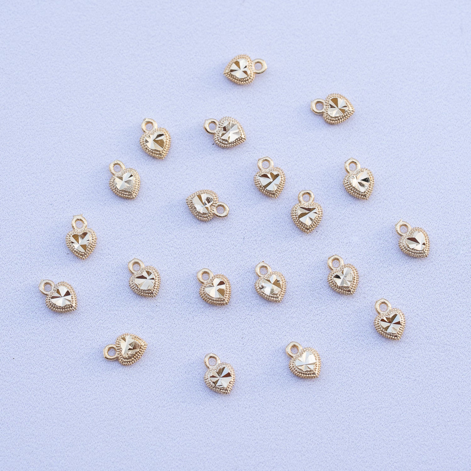 Petites breloques coeur texturé en laiton plaqué or 24k de 8,5 mm ( à l&