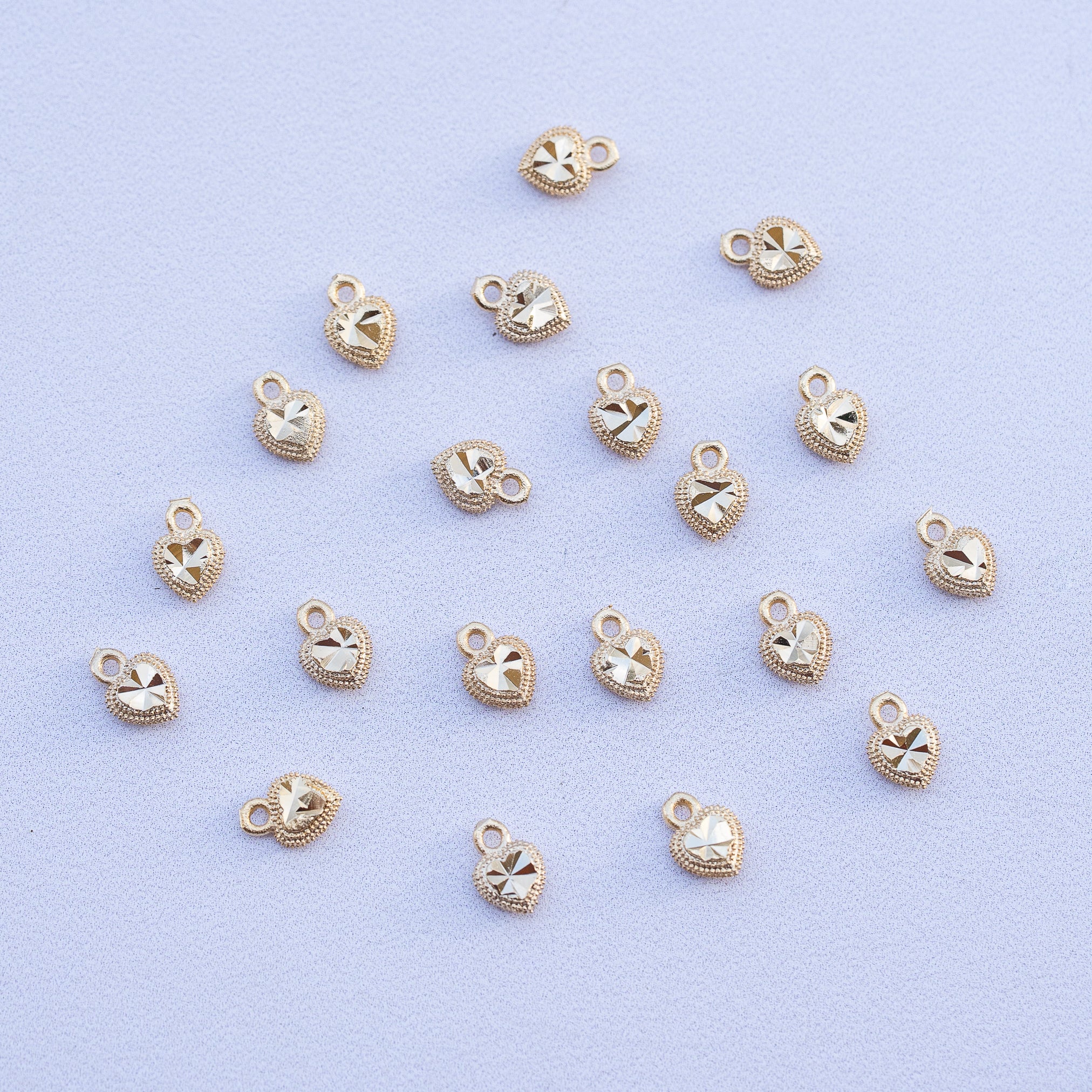 Petites breloques coeur texturé en laiton plaqué or 24k de 8,5 mm ( à l&