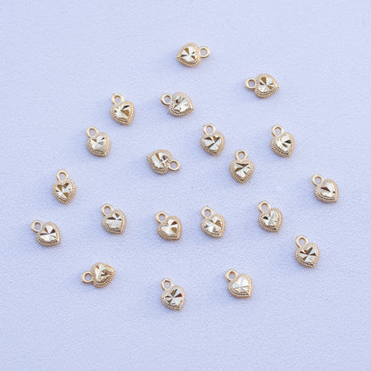 Petites breloques coeur texturé en laiton plaqué or 24k de 8,5 mm ( à l&