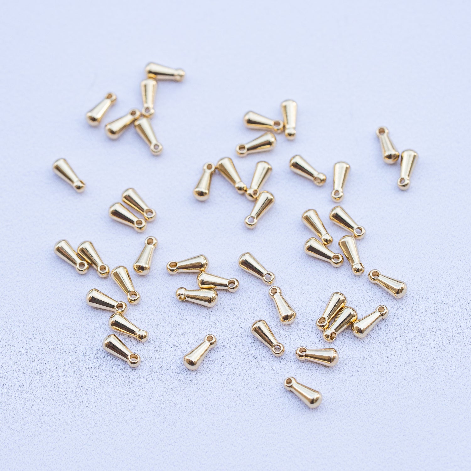 Petites breloques gouttes pampilles en acier inox plaqué or 18k de 7 mm ( lot de 2 )