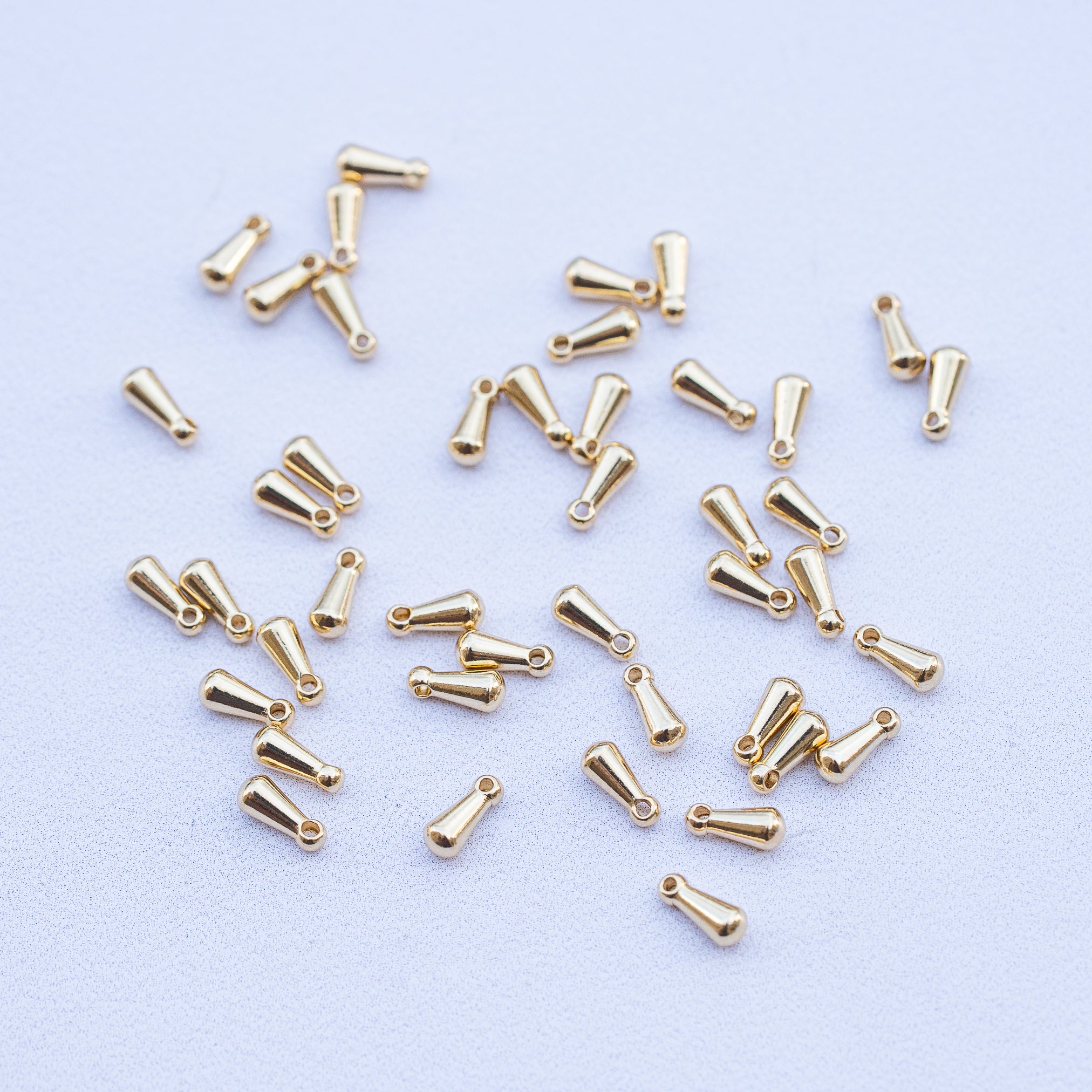 Petites breloques gouttes pampilles en acier inox plaqué or 18k de 7 mm ( lot de 2 )