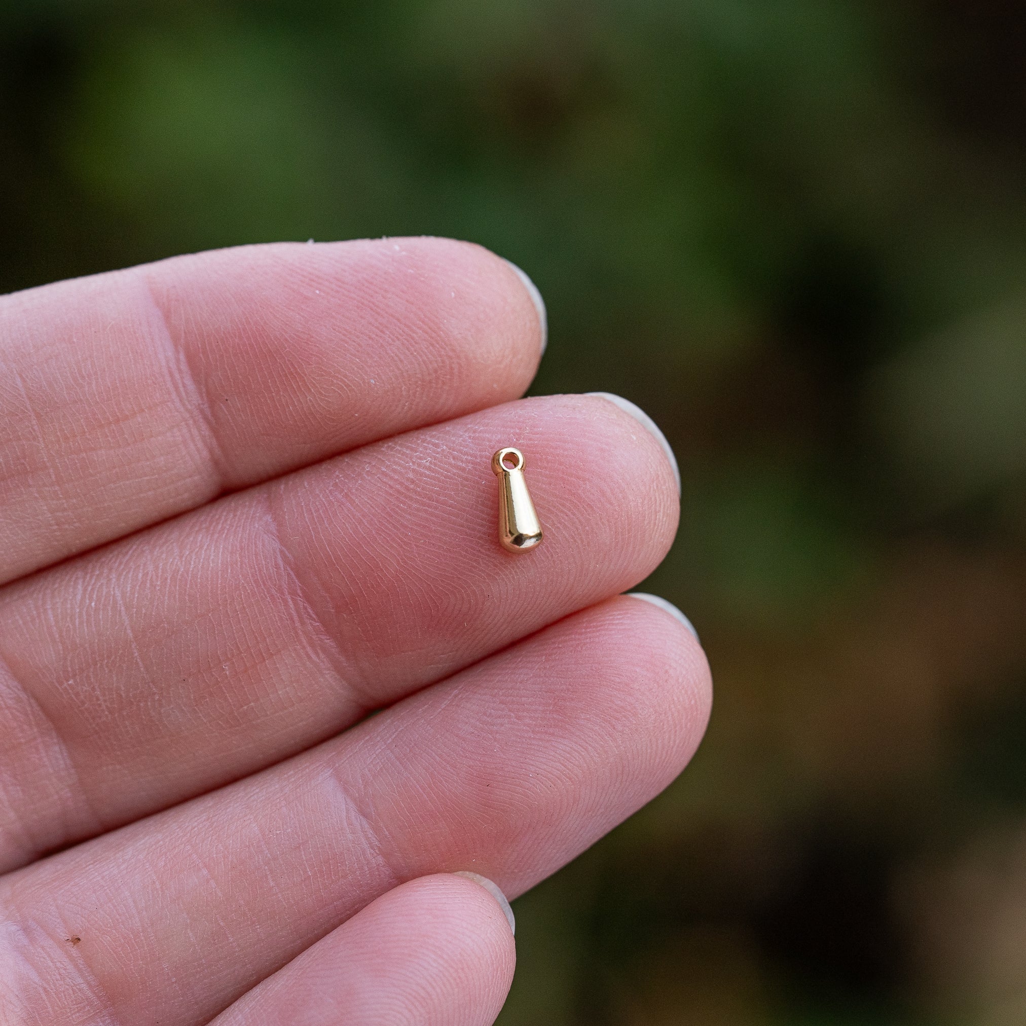 Petites breloques gouttes pampilles en acier inox plaqué or 18k de 7 mm ( lot de 2 )