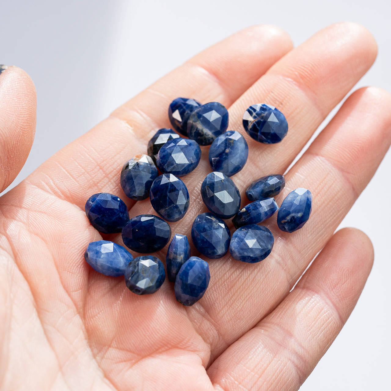 Perles ovales facettes de Sodalite de 8 mm ( lot de 2 perles )