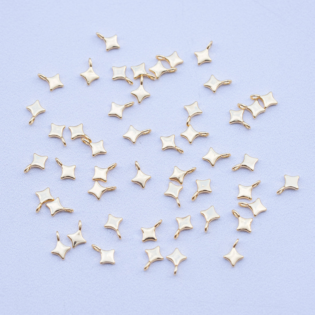 Petites breloques étoiles en laiton plaqué or 18k de 8,5 mm ( à l&