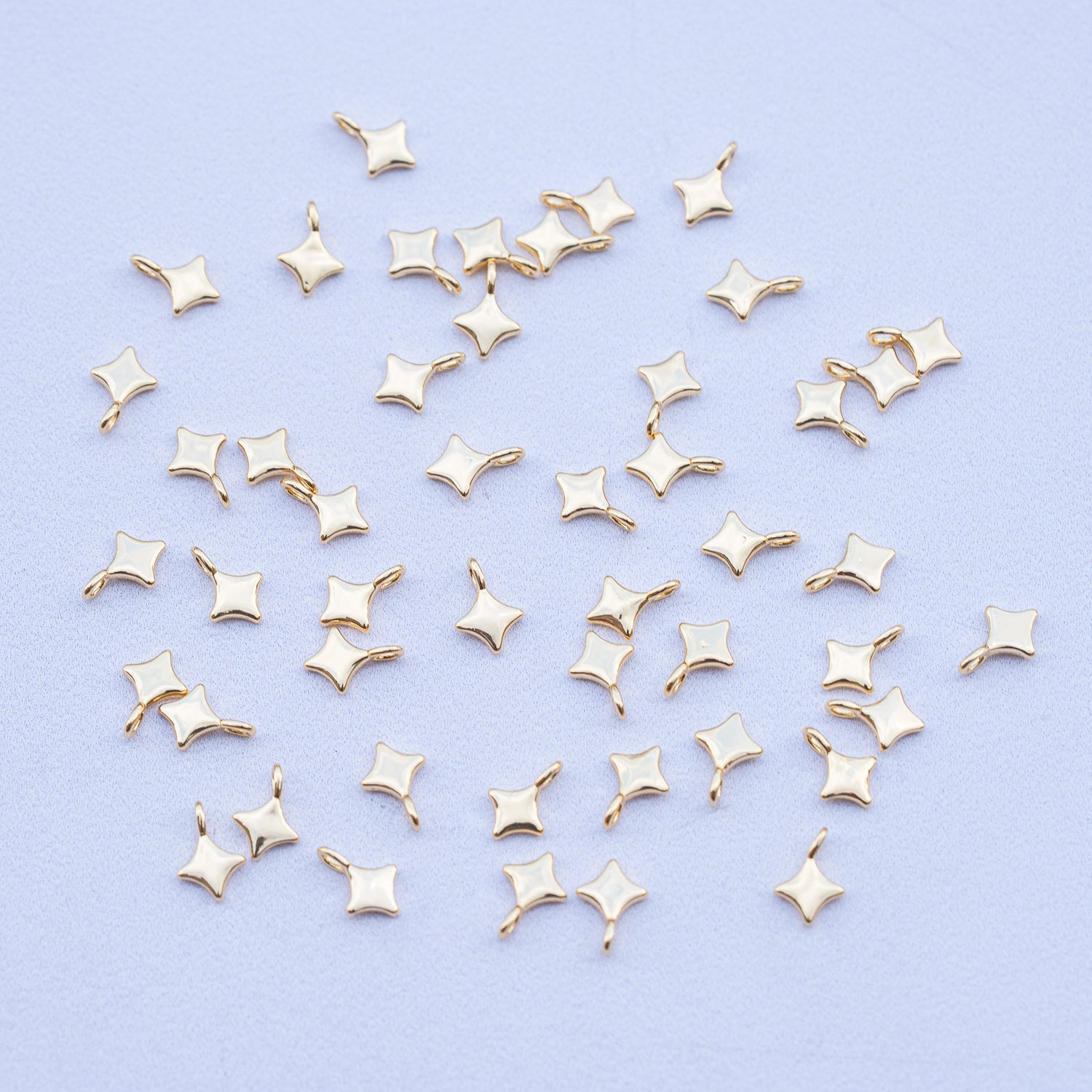 Petites breloques étoiles en laiton plaqué or 18k de 8,5 mm ( à l&